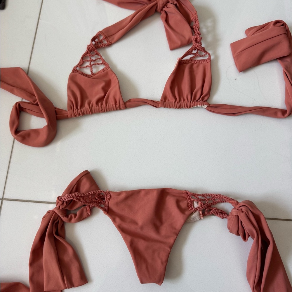 Acacia secrets top and bottom in papaya.